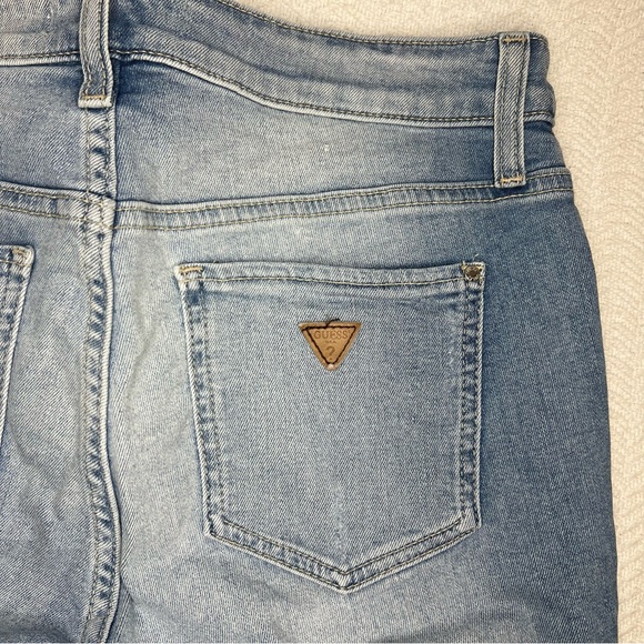 guess / distressed light wash bermuda jean shorts size 28 - Picture 5 of 8